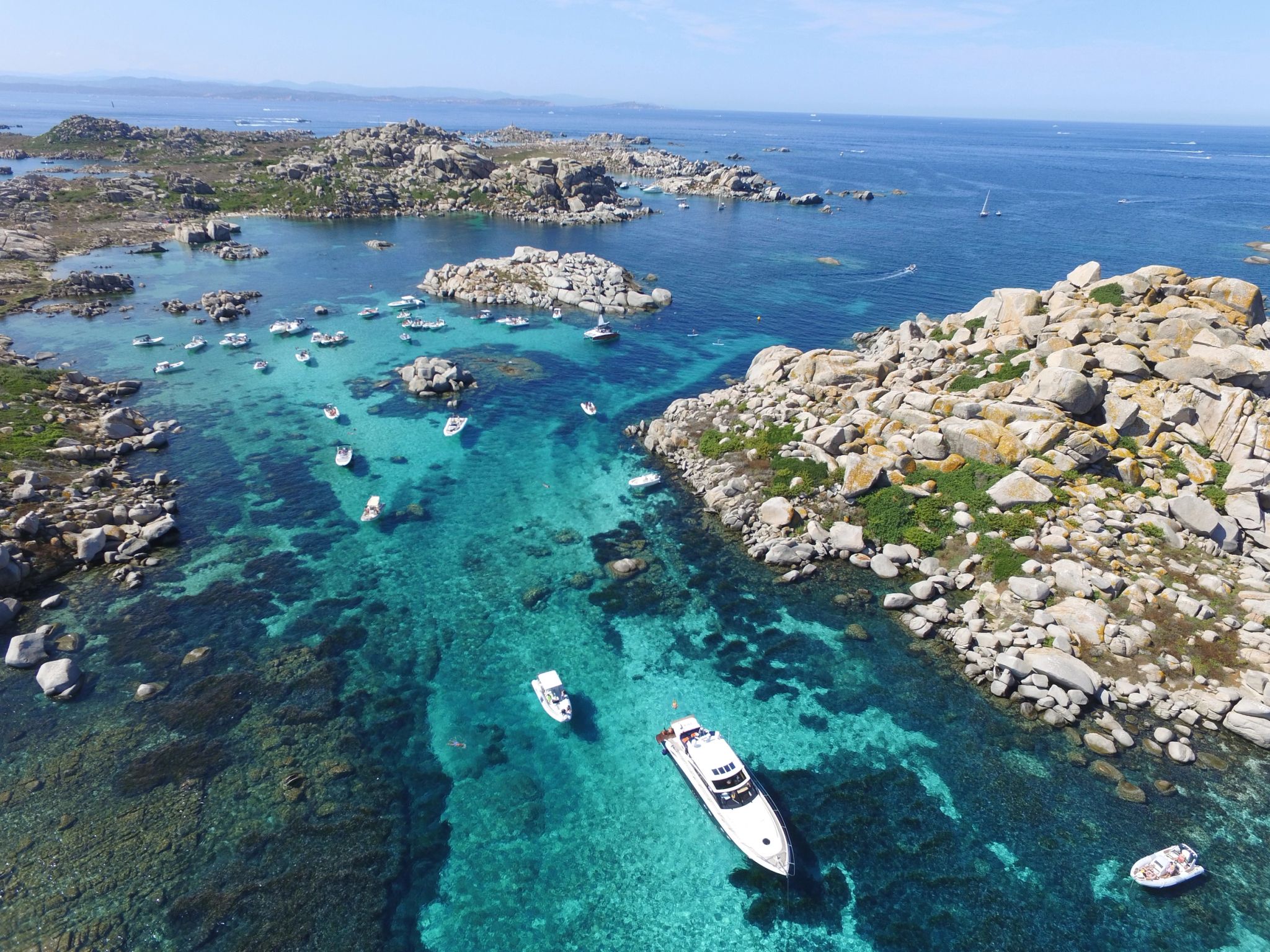 Vue aérienne des eaux turquoise et des rochers granitiques des îles Lavezzi en Corse