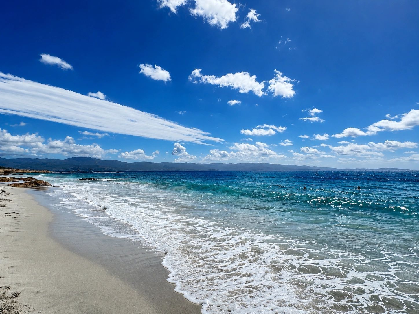 Vagues sur le sable de la plage de Barbicaja face à la mer Méditerranée en Corse